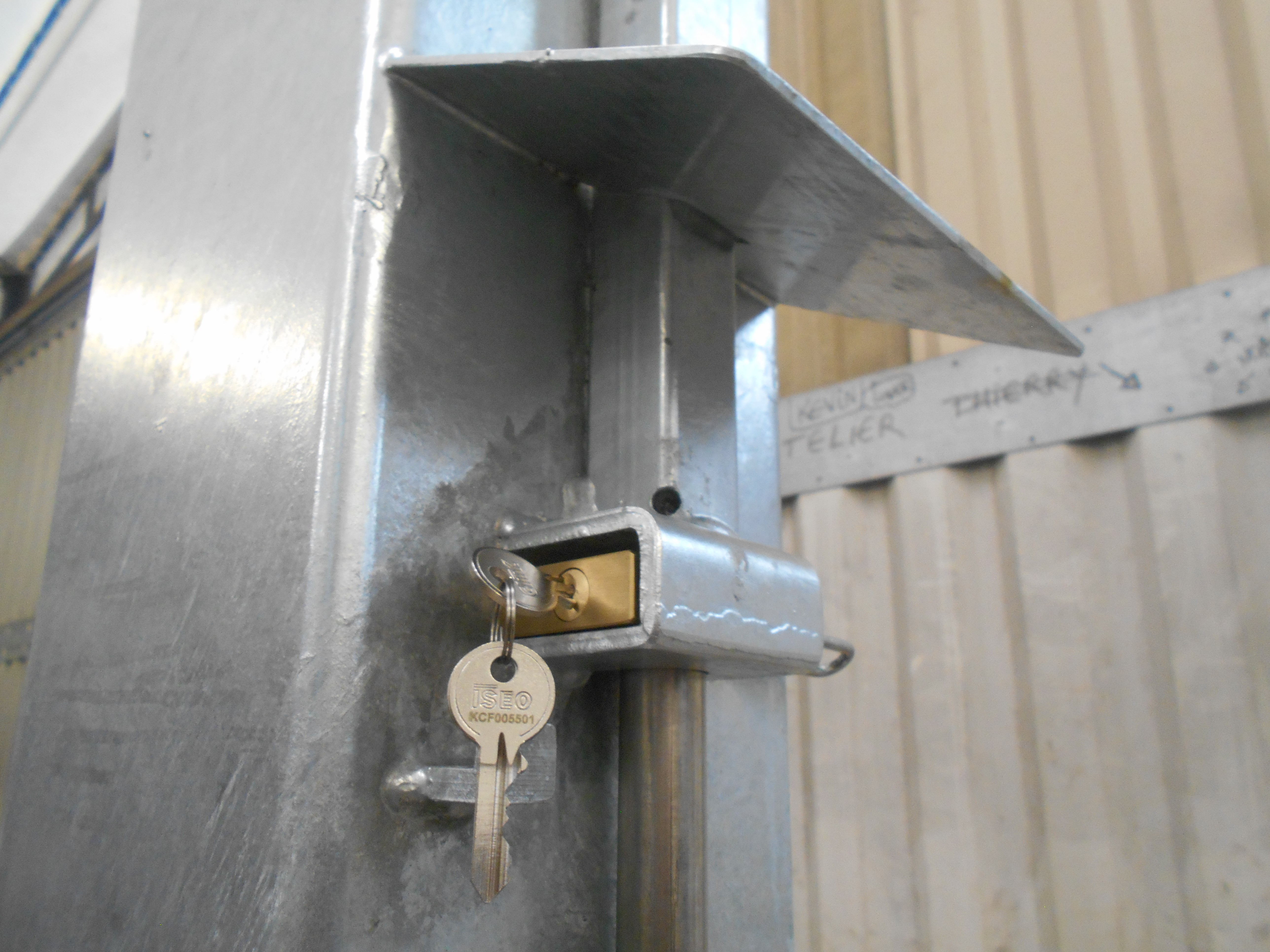 detail de protection sur poteau de reception du cadenas
